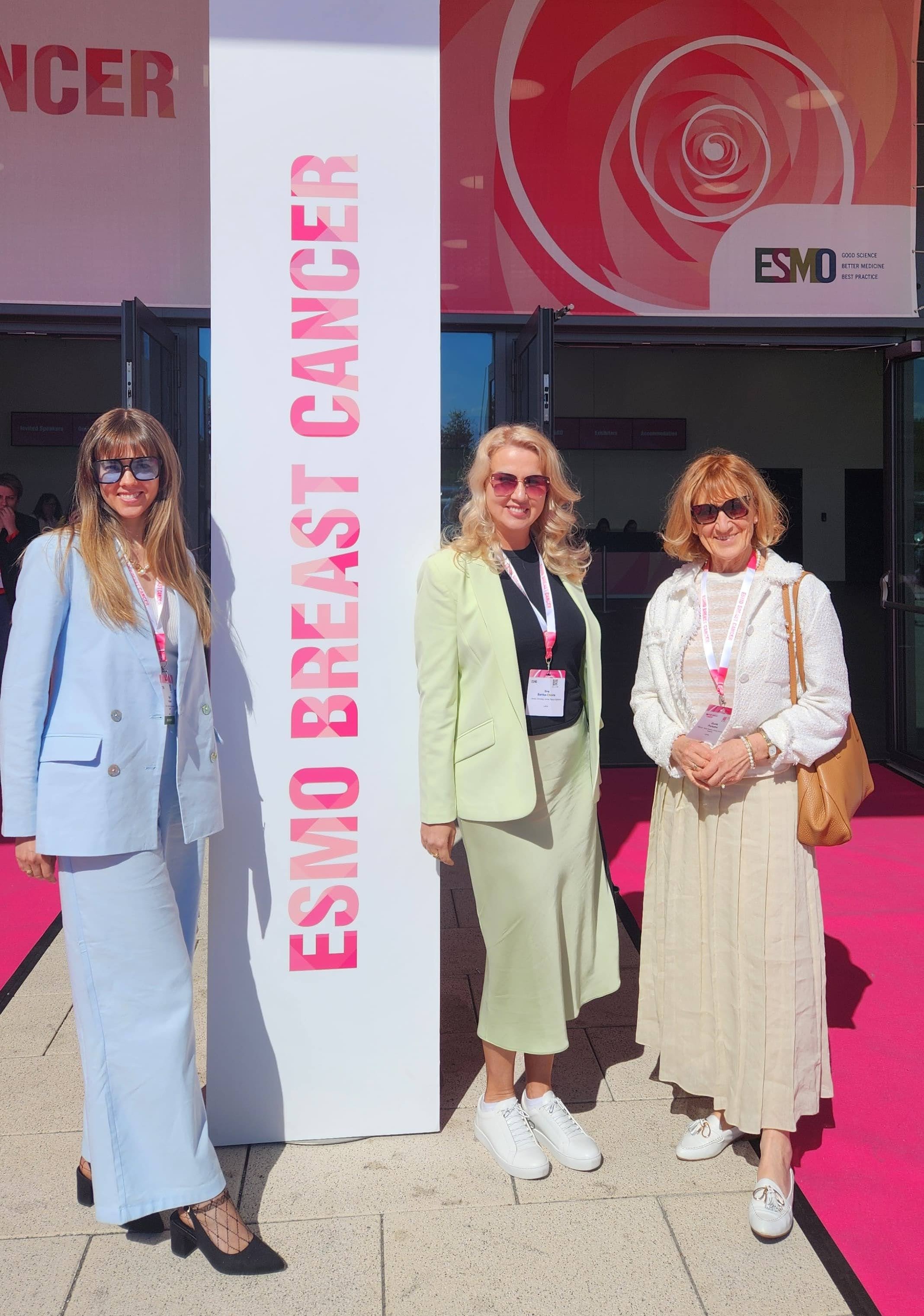 “Apmeklējot Eiropas krūts vēža konferenci. Kopā ar Dr. Okorie-Banku un manu iedvesmas avotu onkoloģijā profesori Guntu Purkalni”