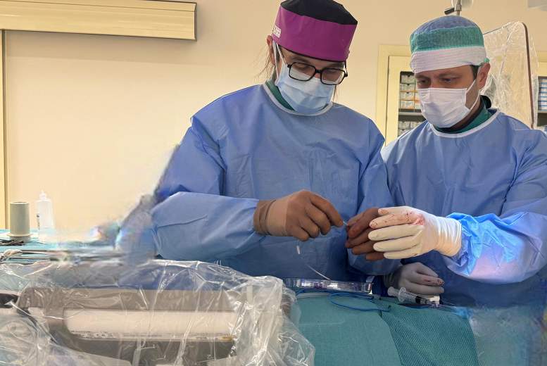 Bērnu slimnīcā dzīvību glābjoša ierīce pacientam ievietota, pirmo reizi Latvijā izmantojot jaunu pieeju