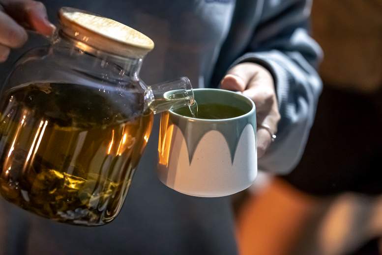 Tējas lietošana saistīta ar lielāku kaulu minērālo blīvumu, savukārt pārmērīgs kafijas patēriņš to mazina