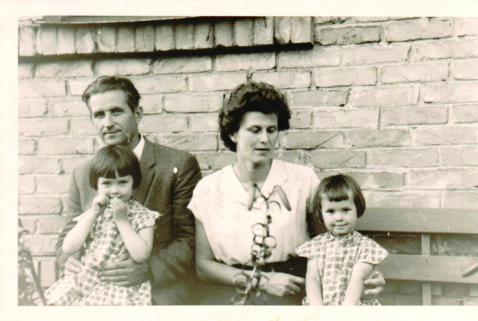 “Ar tēti Žani, mammu Laimu un māsu Dainu (klēpī tētim)”