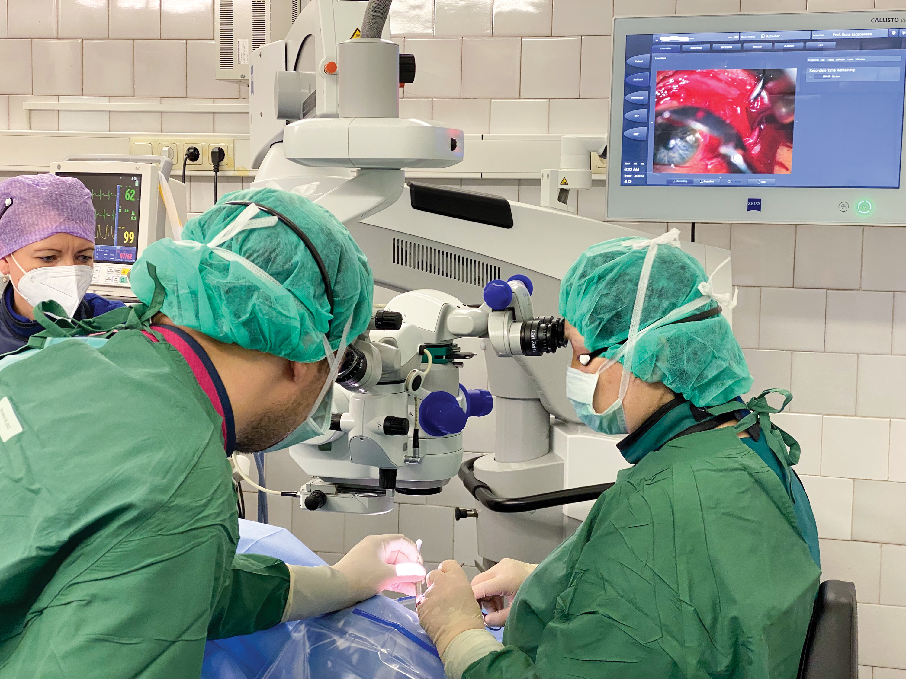 Acu operāciju zāle. Rutēnija aplikatora uzšūšana. Oftalmologs Dairis Meiers, anestezioloģe Mārīte Dābola, oftalmoloģe Guna Laganovska