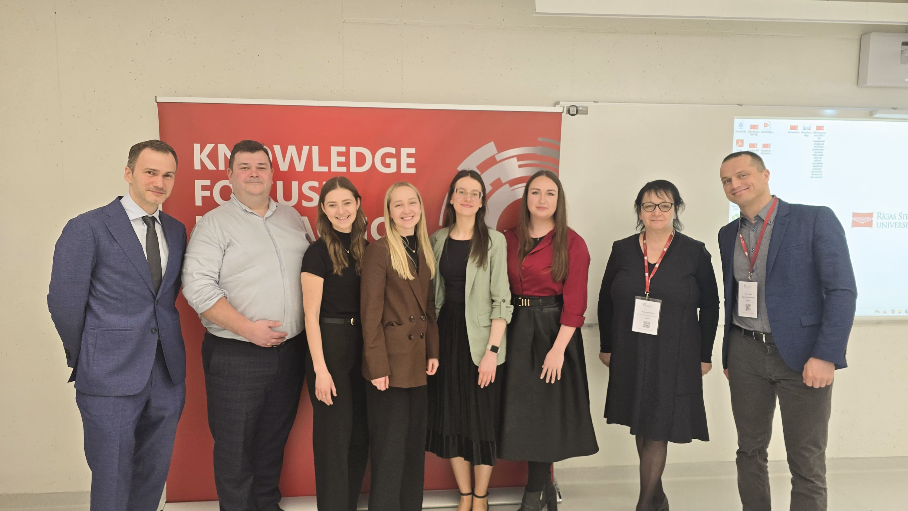 RSU Zinātniskā konference, Oftalmoloģijas sekcijas sēde. No kreisās: oftalmologs Artūrs Zemītis, oftalmoloģijas rezidents Mārtiņš Brūveris, oftalmoloģijas rezidente Diāna Lavrinoviča, oftalmoloģijas rezidente Annija Evelīna Gulbe, oftalmoloģijas rezidente Dita Elīna Sila, oftalmoloģe Eva Mediņa, profesore Guna Laganovska, docents Juris Vanags