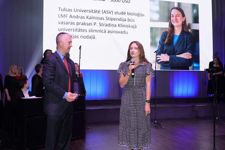 2.	LMF prezidents Aleksandrs Kalniņš un stipendiāte Magnolija Garbarino, Rīgā, 10. Latvijas ārstu kongresā, 2025. 11. jūnijā sti