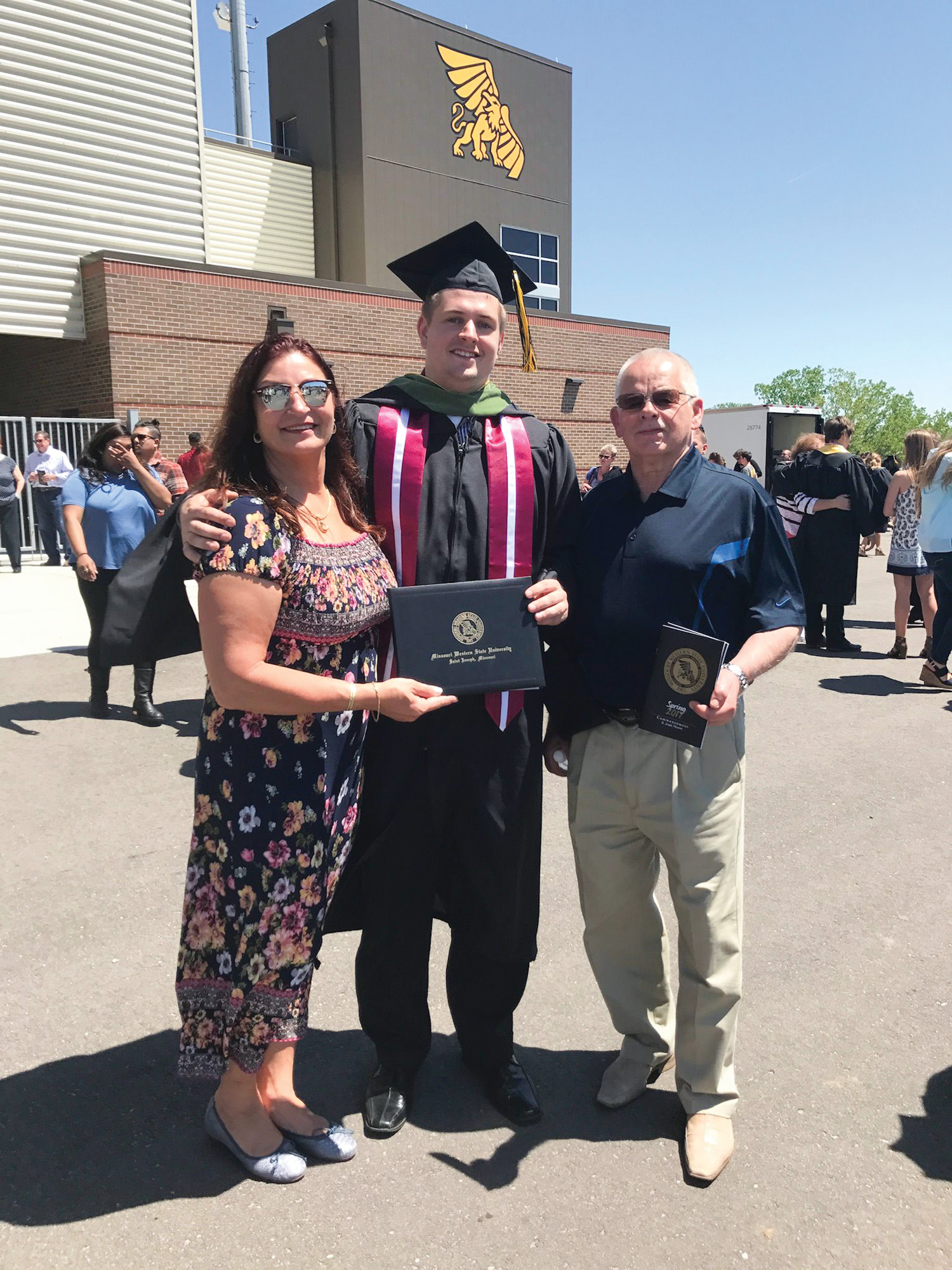 Ar diviem Jāņiem ASV — dēla pirmās maģistratūras izlaidumā