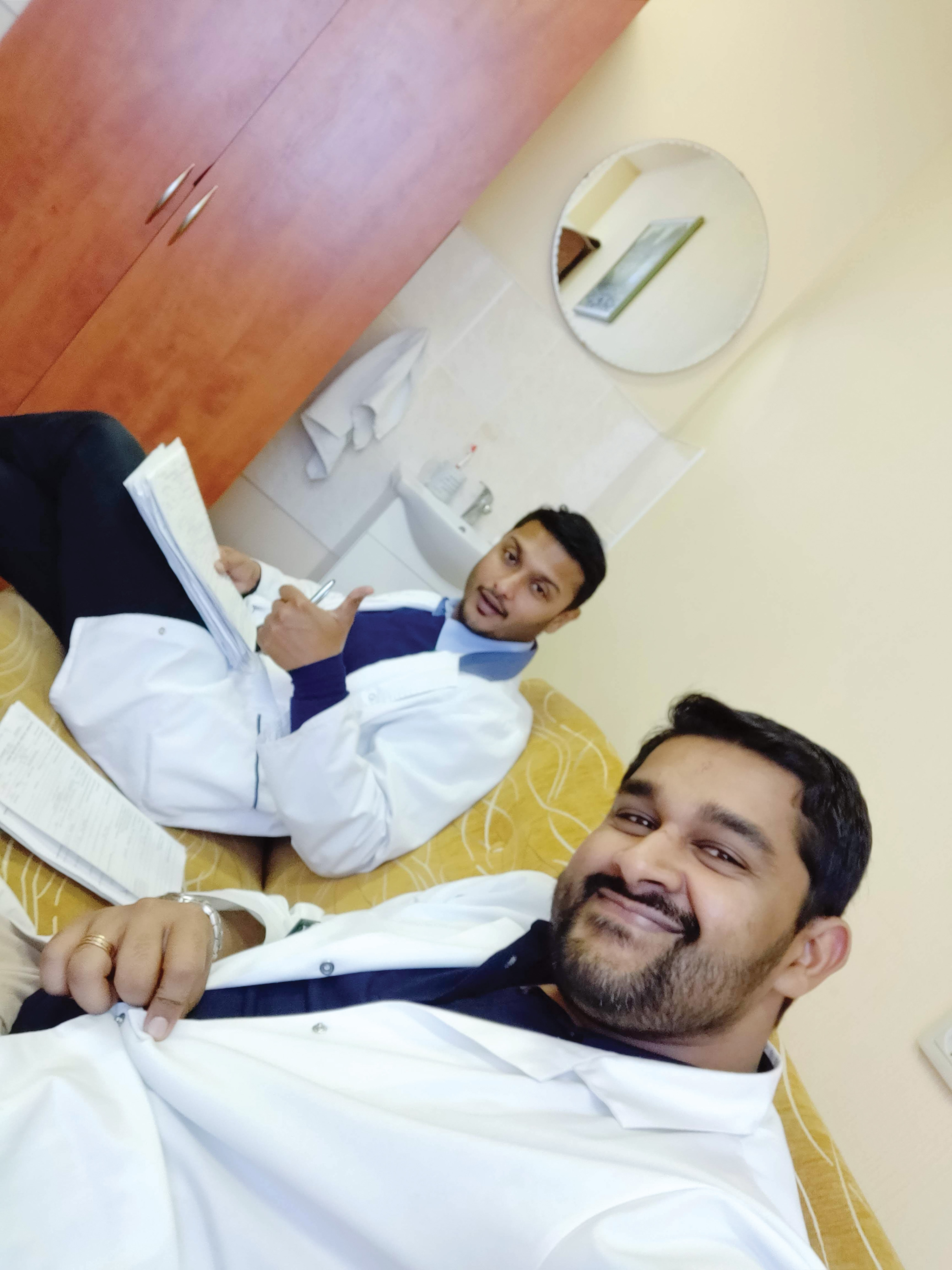 Suradžs kopā ar Dr. Malinku Rambadagallu Rēzeknes slimnīcā