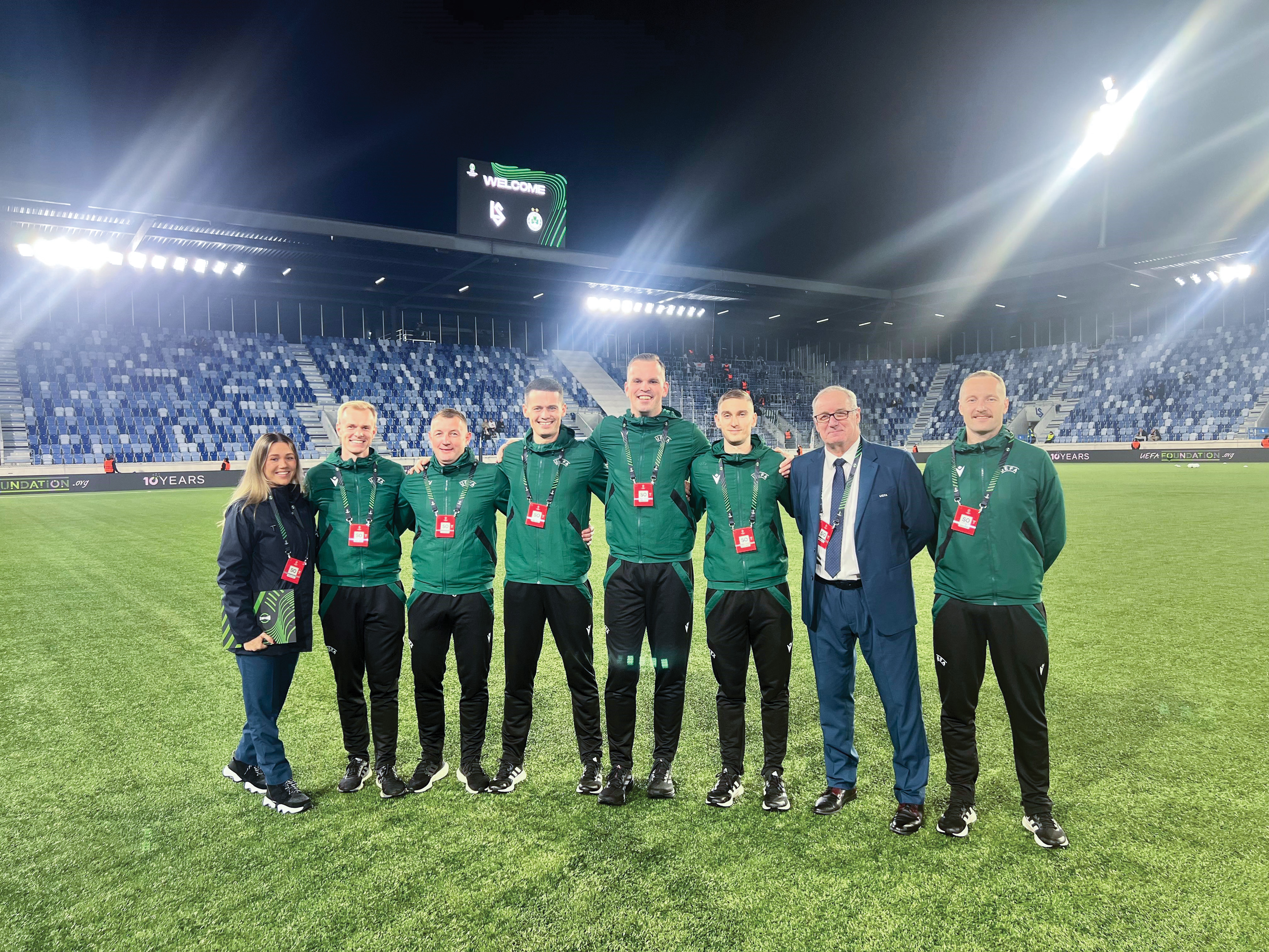Tiesnešu komanda, kurā cits citu iemācījušies saprast no viena acu skatiena. Šveice, Lozanna (no kreisās): UEFA delegāte, Kristaps Ratnieks (VAR tiesnesis), Andrejs Gluhovs (AVAR tiesnesis), Deniss Ševčenko, Edgars Maļcevs, Mārtiņš Svipsts un tiesnešu inspektors Aleksandrs Anufrijevs