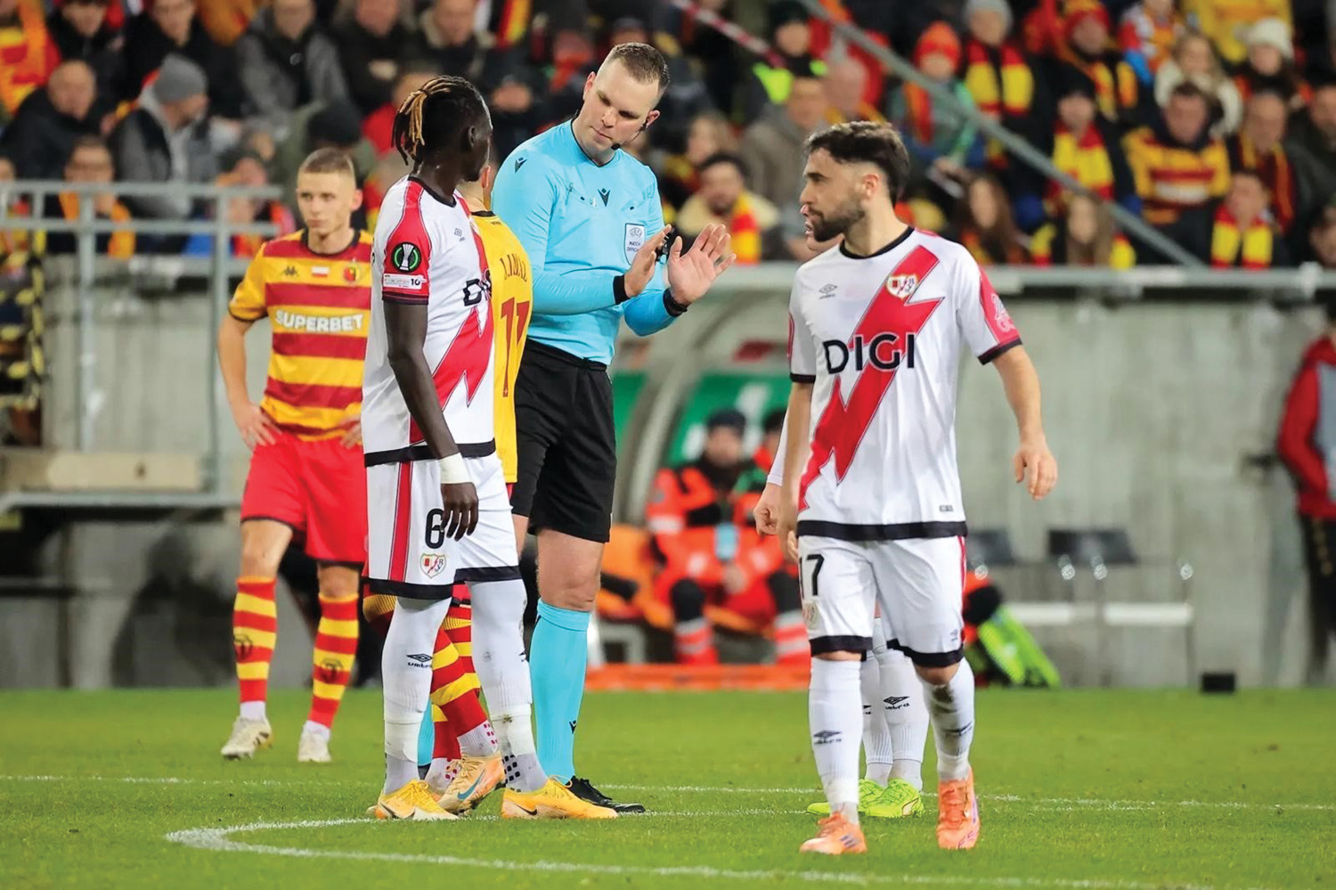 Edgars uzskata, ka tiesnesim vissvarīgākais ir taisnīgums. Emocijas jāatstāj malā. Belostoka, Polija — UEFA konferences līgas grupu turnīra spēle starp Polijas “Jagiellonia Bialystok” un Spānijas “Rayo Vallecano de Madrid”.