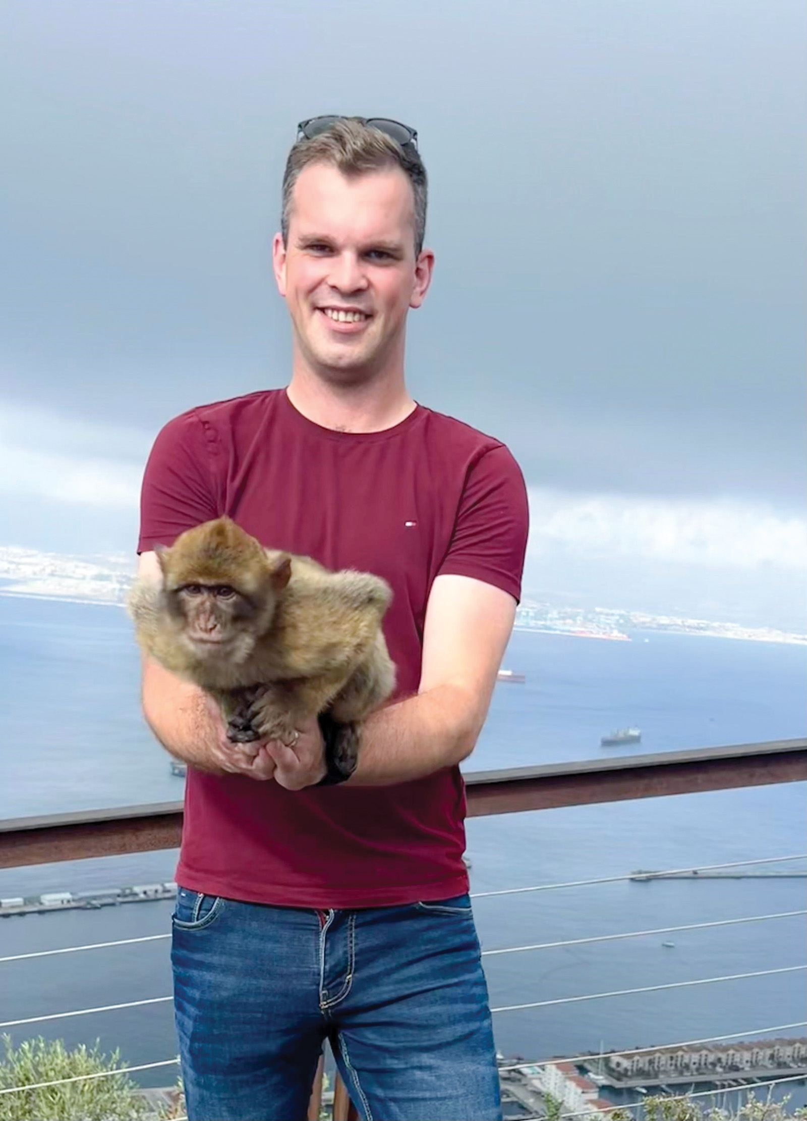 Aizbraucot uz citu valsti tiesāt spēles, Edgaram ir svarīgi to apskatīt. Gibraltārā dabas rezervātā ar savvaļas pērtiķēnu