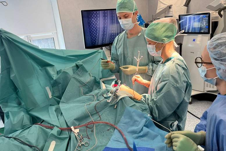 Stradiņa slimnīcā veikta augstas sarežģītības galvas smadzeņu operācija pacientam esot nomodā