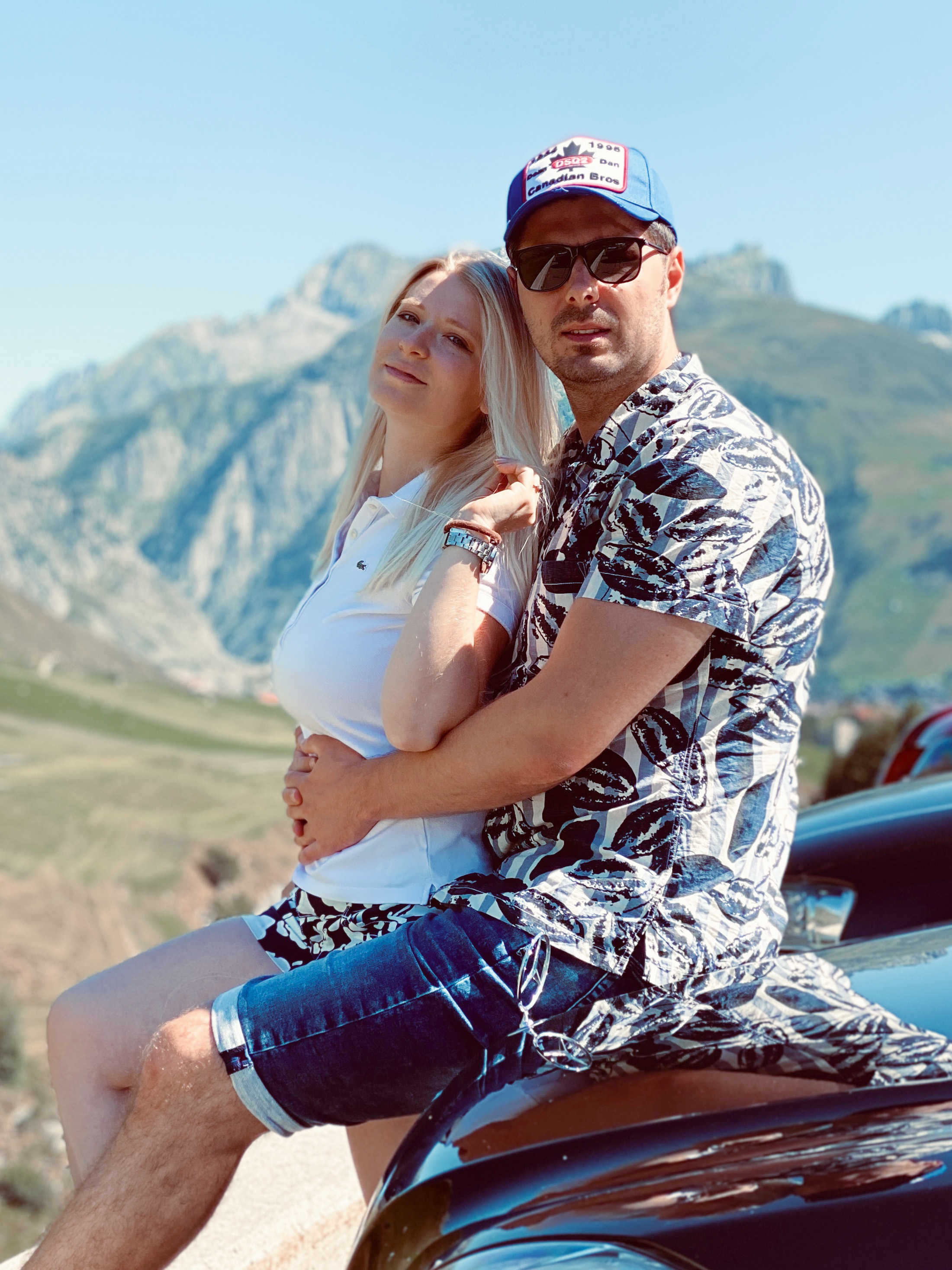 Ar sievu Irinu brīvdienu izbraukumā Furka Pass (Furkas pāreja), Šveices Alpi