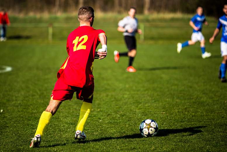Vai bumbas atsišana ar galvu futbolā var būt saistīta ar akūtu neirālu bojājumu?
