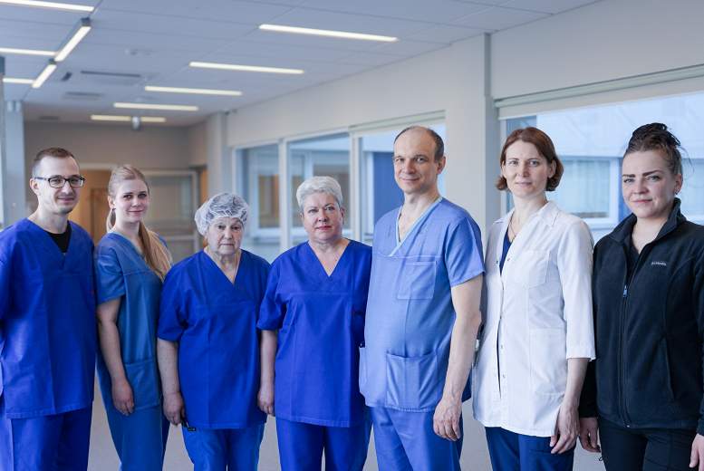 Mediķu komanda, kas veica inovatīvo operāciju