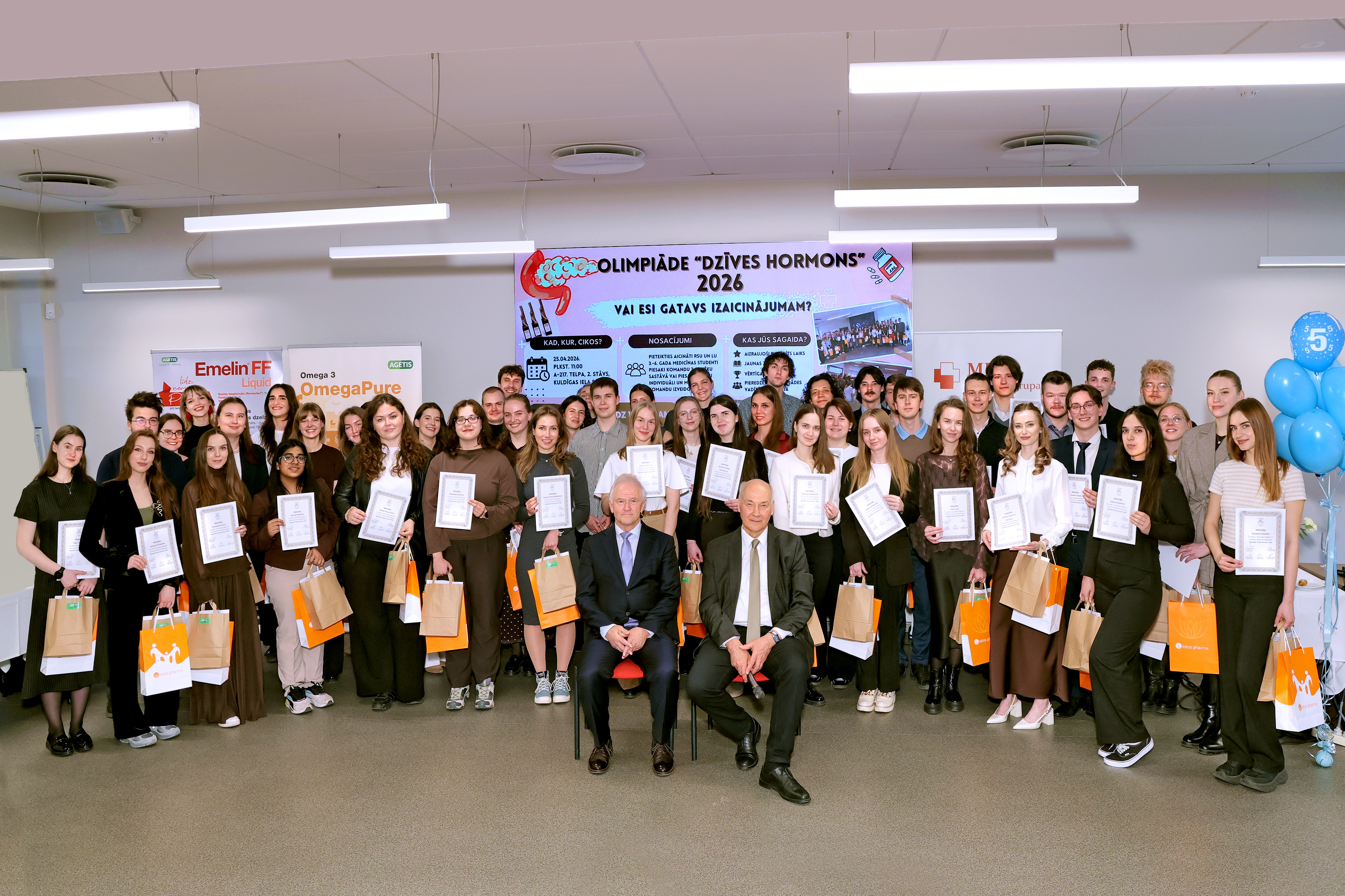 4.-20. vietas ieguvēji un prof. V. Mackēvičs un prof. J. Vētra. Foto: J. Brencis