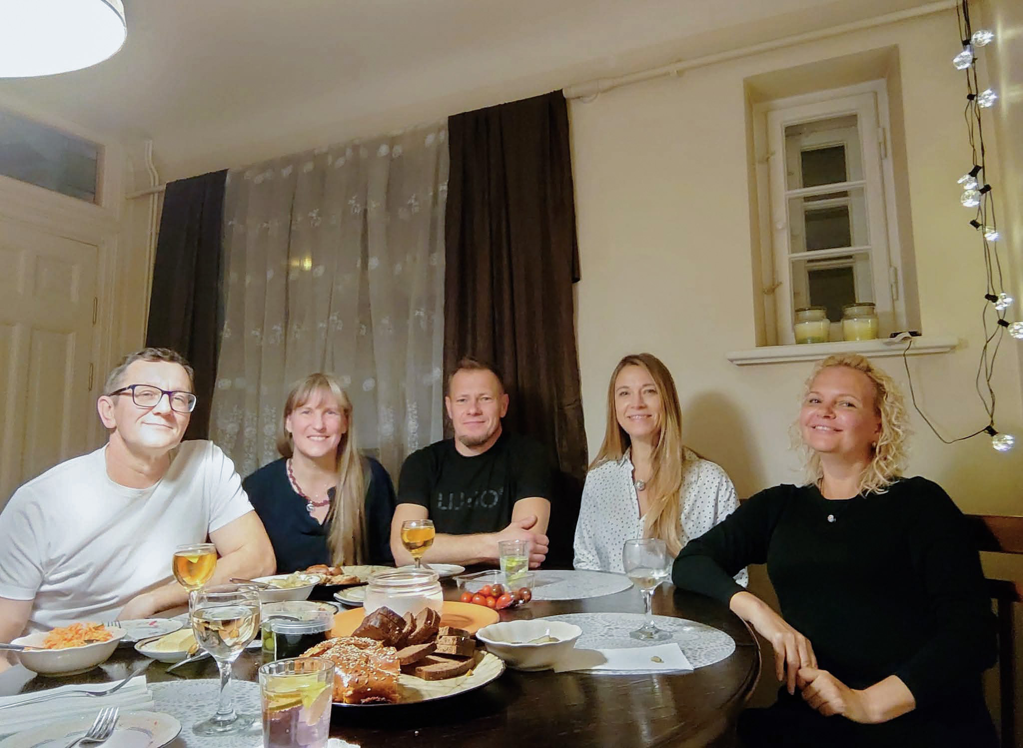 “Kopā ar labākajiem draugiem kopš pirmās klases, atzīmējot manu dzimšanas dienu”