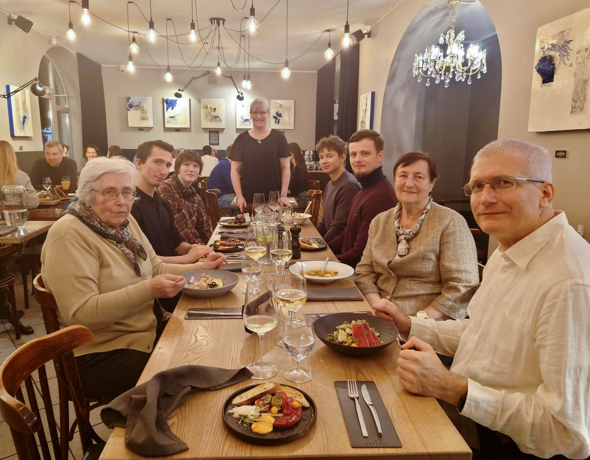 “Ar ģimeni iemīļotajā restorānā Buržujs”