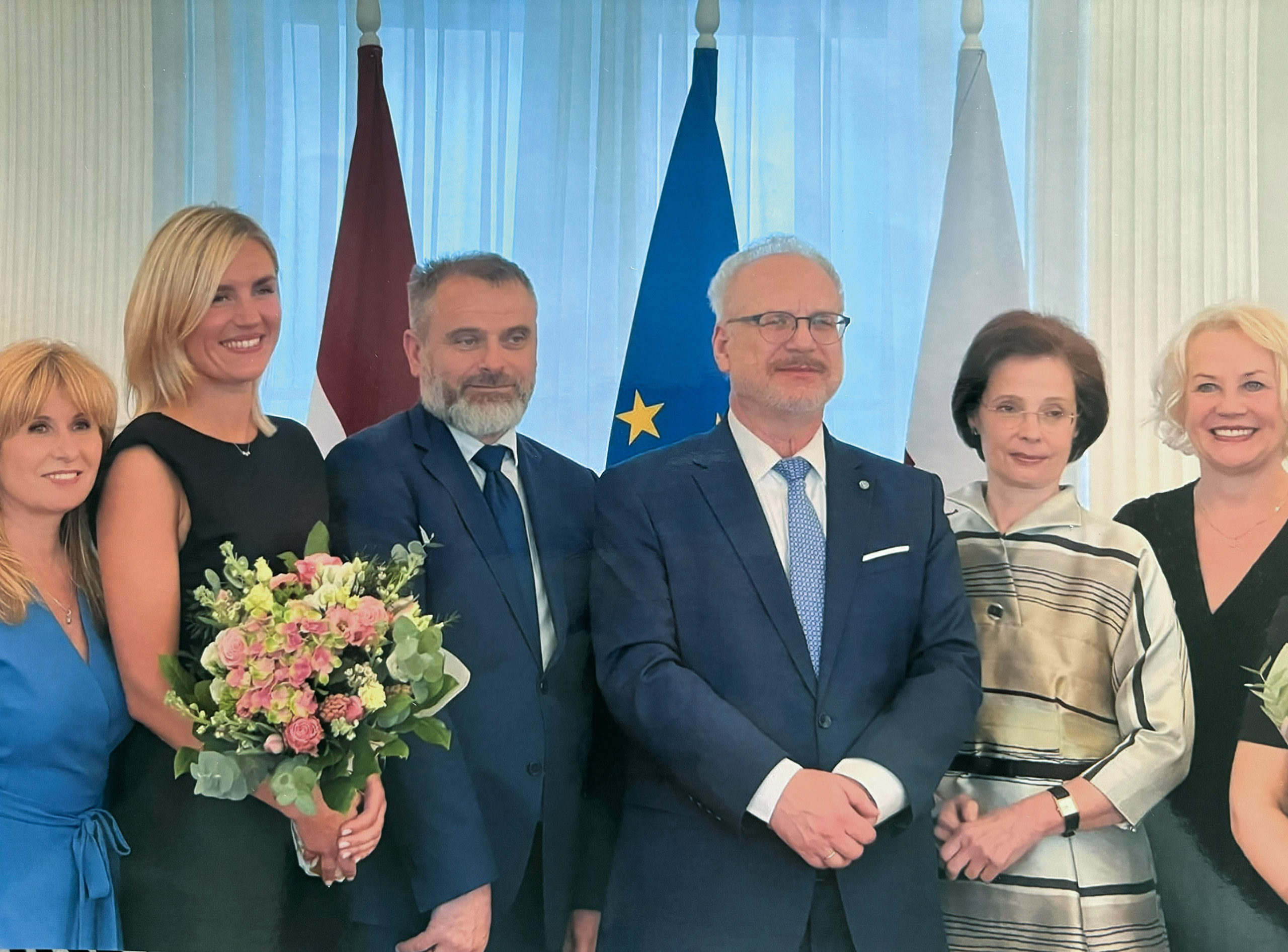 “Liels gandarījums saņemt pacientu balsojuma balvu “Mans mīļais ģimenes ārsts”. Balvas pasniegšanas ceremonijā ar Valsts prezidentu Egilu Levitu”
