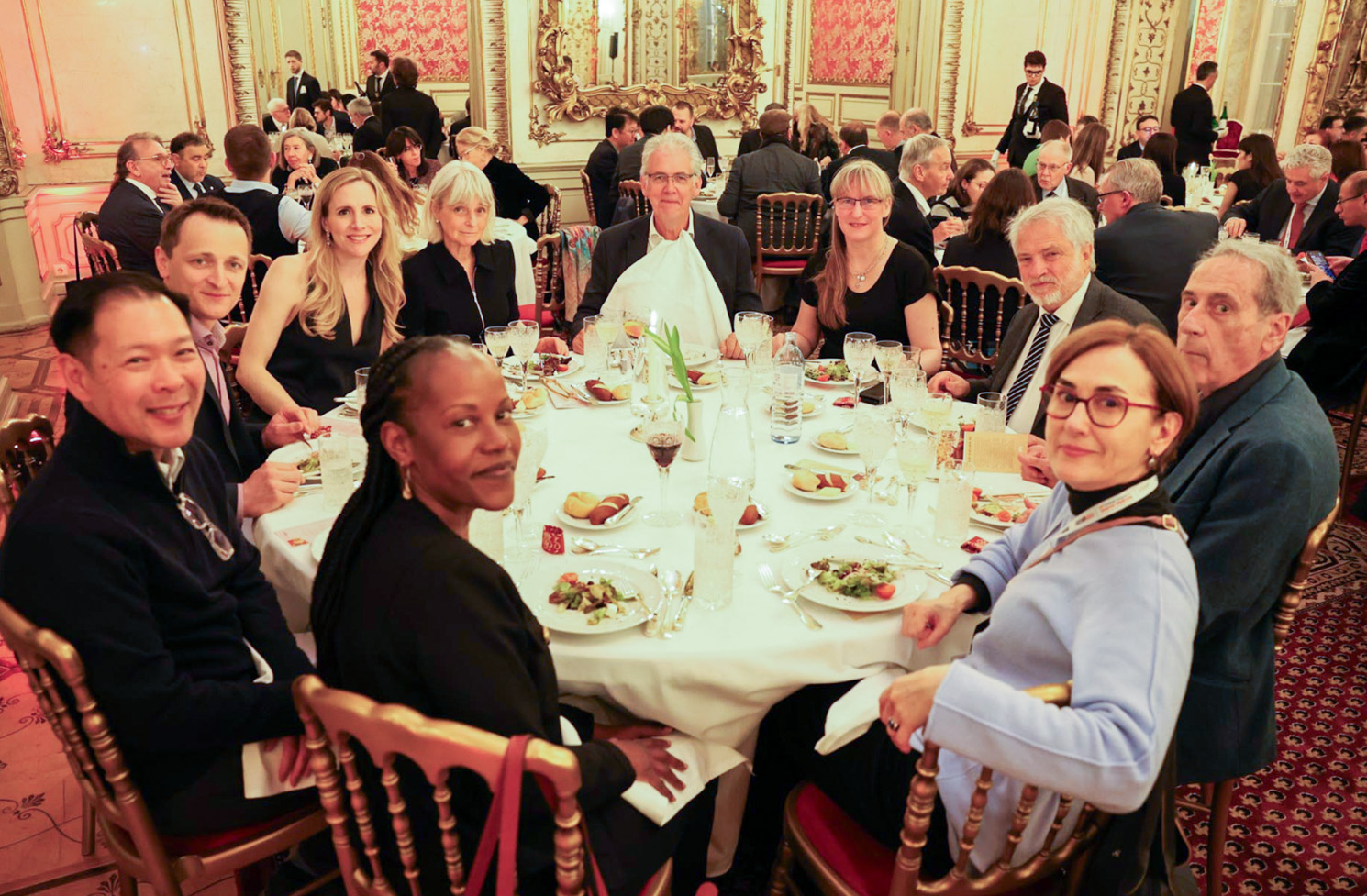 “Ar draugiem un kolēģiem no RCPEd (Royal College of Physicians Edinburgh), ACP (American College of Physicians) un EFIM (European Federation of Internal Medicine) ikgadējā Eiropas Internās medicīnas kongresa svinīgajās vakariņās 2026. gada martā Vīnē, Austrijā”