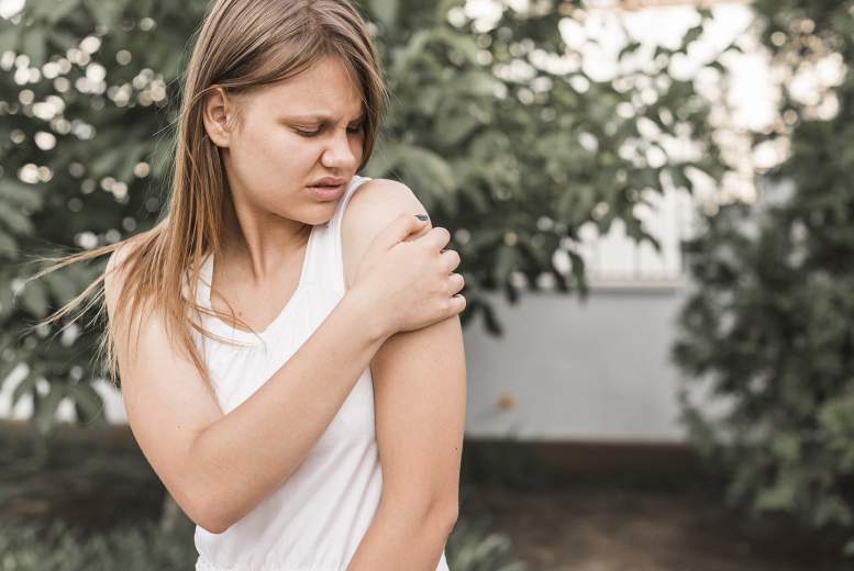Kuri faktori mediē slimības smaguma ietekmi uz dzīves kvalitāti niezošu dermatožu gadījumā?