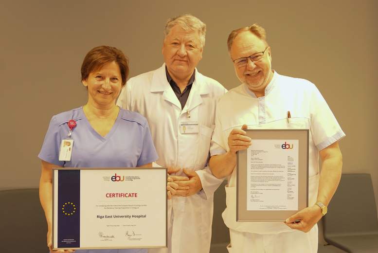 Uroloģijas un onkoloģiskās uroloģijas klīnikas virsmāsa Zaiga Sparāne, klīnikas vadītājs profesors Vilnis Lietuvietis un urologs