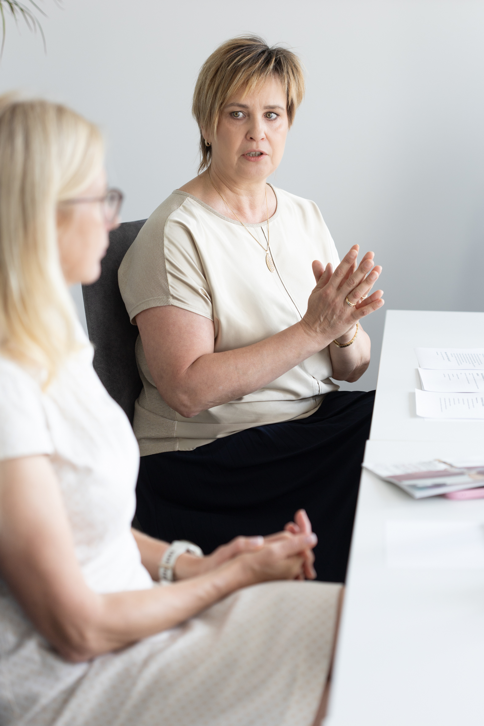 Dr. Agita Lazdiņa: “Psihoterapijā pacienti kļūst adaptīvāki, apzinātāki, novirza fokusu no ķermeņa uz emociju, vajadzību paušanu vārdos.
Simptomi kļūst mazāk izteikti”