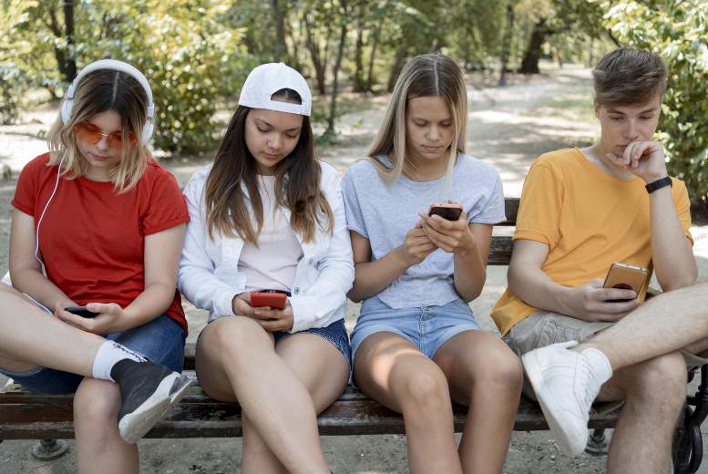 Viedtālruņa lietošana 12 gadu vecumā saistīta ar ēšanas traucējumu simptomiem